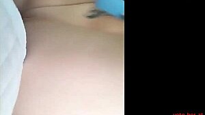 Μικρό στήθος κοπέλα τραβάει το σφιχτό της μουνί