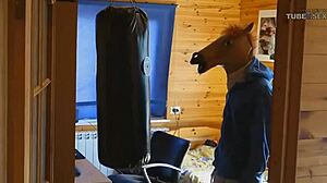 Vídeo HD de um cavaleiro fodendo uma puta tola