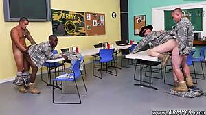 HD video młodych gejów w wojsku angażujących się w samotną zabawę