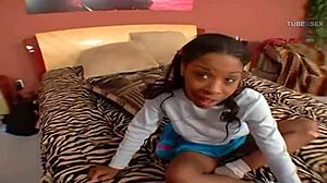 Африканската тийнейджърка Скайлър Дюпри разтяга ануса си