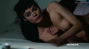Pornstar-ul fierbinte Marianne Denicourt oferă o scenă de sex cu o celebritate
