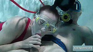 Kolmen kimpassa Minnie Manga ja Marcie uima-altaassa