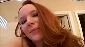 Млада момиче си играе с дилдо и се мастурбира пред камерата