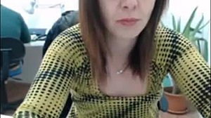 Une adolescente excitée avec de gros seins provoque sur webcam