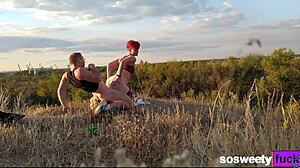 HD-video af amatør rødhåret, der knuller i skoven