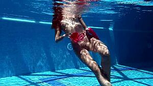 HD-video av Tiffany tatoverte babe som fingrer sin trange fitte i bassenget