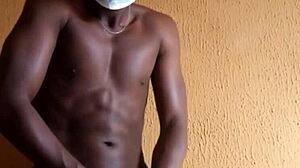 Afrikaanse gespierde man geniet van solo spel met zijn grote lul