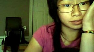 Namorada asiática amadora se torna safada na webcam