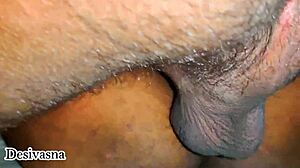 Büyük amcıklı Hintli bhabhi, büyük siyah penis tarafından beceriliyor