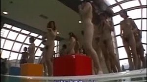 نساء ساخنات من اليابان يشاركن في لعبة اللياقة البدنية تحت الماء