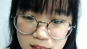 תלמידת בית ספר קוריאנית סקסית בתלבושת cosplay מציגה את עצמה על ה-webcam