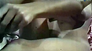 नायलॉन स्टॉकिंग में विंटेज बेब कपड़े उतारती है और अपने प्राकृतिक स्तन दिखाती है