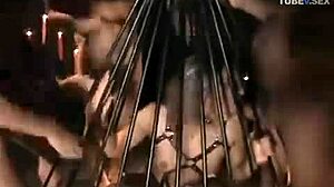 Esclave BDSM entraînée en latex et en bondage