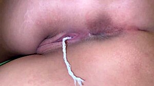 Close-up do corpo perfeito e do clitóris de Irina enquanto ela se masturba