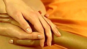 Intim massasje blir til lidenskapelig sex i denne indiske pornovideoen
