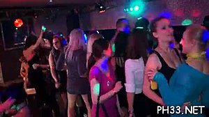 Jovens exploram sua sexualidade em uma sessão de striptease e boquete