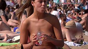 Tonårsflickor i bikini och dolda kameror njuter av offentlig nakenhet