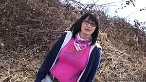Amateur-Teenagerin mit steifen Titten und Brille gibt einen Blowjob im Freien