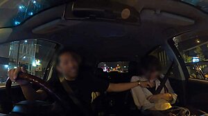 Японската хентай нимфоманка Кансай получава кремпай в колата си в HD видео