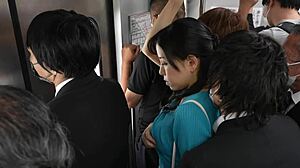 Az érett nő, Kaji Shinai, nyilvánosan szopja a punciját