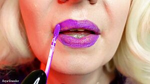 Nyonya berpakaian lateks menggoda dengan bibir dan lidahnya dalam video ASMR