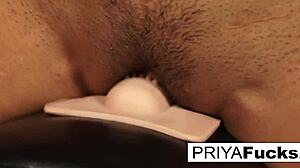 बड़ी छाती वाली भारतीय मिल्फ प्रिया राय कैमरे पर एक विशाल ऑर्गेज़म का अनुभव करती है
