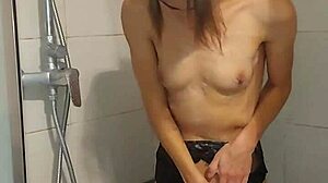 La piccola adolescente si spoglia e ha orgasmi multipli sotto la doccia