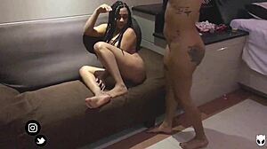 Las chicas caribeñas disfrutan de orgasmos en la habitación de hotel con vibradores