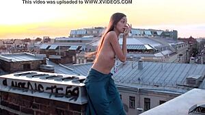 الفتاة الروسية الحسية صوفي بي تظهر جسدها الجميل في الأماكن العامة
