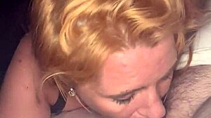 Amatőr vörös hajú nő nyilvánosan szopja és lenyeli a nagy cumshotot