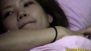 Japon genç kızın kendini orgazma kadar parmaklaması HD videosu