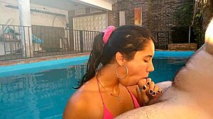 Aksi deepthroat di kolam renang dengan pasangan asli dari Argentina