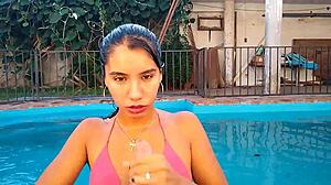 Acțiune de deepthroat în piscină cu un cuplu real din Argentina
