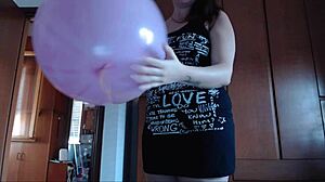 69 वीडियो के इस संग्रह के साथ गुब्बारों की दुनिया का अन्वेषण करें