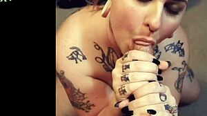 La belle tatouée Ash VonBlack fait une fellation sensuelle à une grosse bite