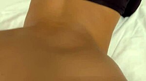 Gozada e gozada dentro em um vídeo caseiro de sexo anal