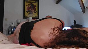 ब्लोंड अमेचुर को सेक्सी लेस्बियन वीडियो में उसकी चूत चाटी और रिम किया जाता है।