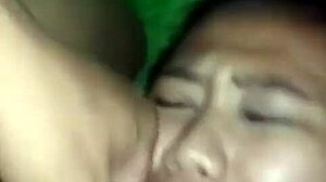 Indonesisk fru blir stygg och njuter av ansiktsutlösningen