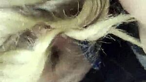 Аматьорска блондинка получава устата си пълна със сперма