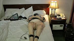 Amaterske babice se igrajo z elektronskimi BDSM igricami, vključno s vezivanjem in joški
