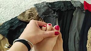 नायलॉन स्टॉकिंग में एक MILF के प्राकृतिक स्तन का एचडी वीडियो