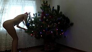 अमेचुर कपल क्रिसमस ट्री पोर्न वीडियो में एनल और पुस्सी फक्ड होते हैं।