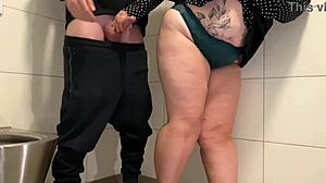 Karvainen MILF masturboi julkisessa wc:ssä