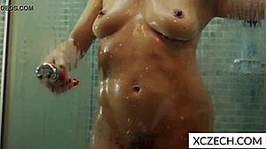 Femeia cu sânii mari este mumificată în duș
