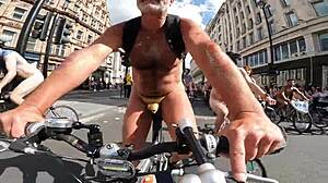裸体骑车者在公共场合被暴露和羞辱