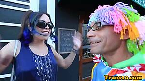 Fetish berpakaian wanita dengan tranny berambut ungu mengambilnya di pantat