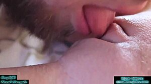 Amateurkoppels close-up cunnilingus leidt tot intens vrouwelijk orgasme