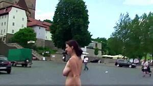 Гледајте голу девојку како истражује улице у овом целом филму