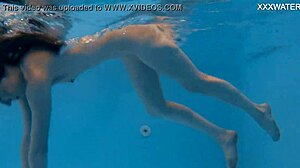 मार्फा, रूसी बेब, पूल में अपनी संकीर्ण गांड और चूत दिखाती है।