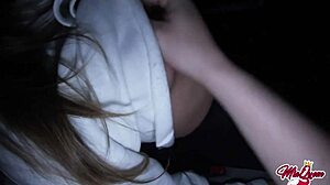 Zelfgemaakte video van een universiteitsstel dat seks heeft op de achterbank van een auto